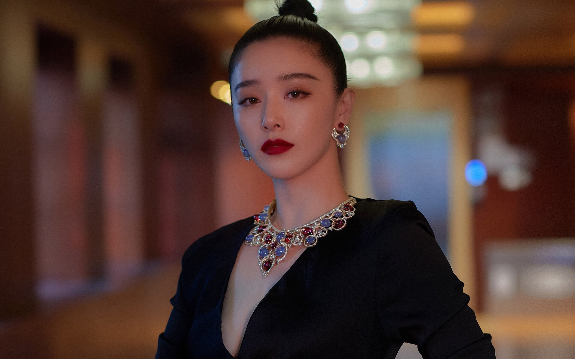 球队是否更偏好在主场使用复杂阵型结构，球队在主场有什么优势